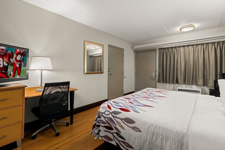 Standard Room, King or Two Doubles (1 of 9)