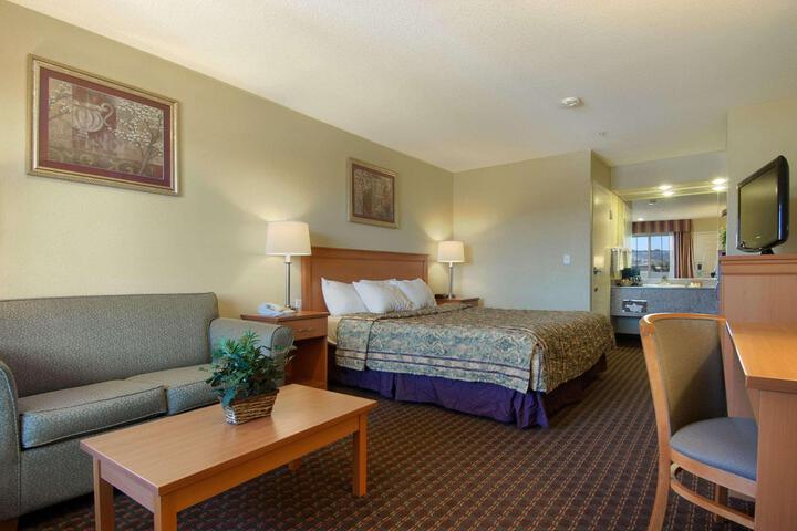 1 Queen Bed Accessible (8 of 8)