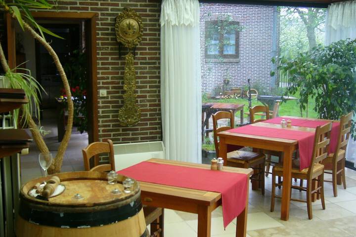 Dining 7 of 18