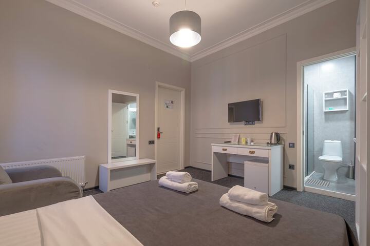 Room 13 of 77