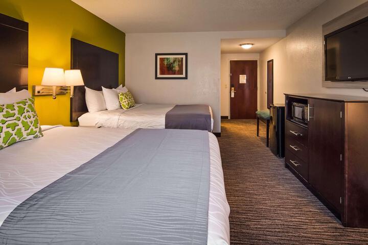 2 Queen Beds High Speed Internet Accessible Microwave and Refrigerator, Coffee Maker Iron and Ironing Board Hairdryer Full Breakfast (1 of 11)