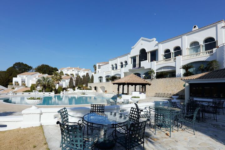 Hotel with Pool