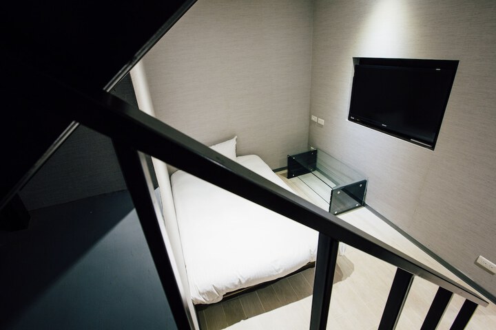 Room 9 of 18
