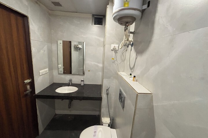 Room 25 of 77