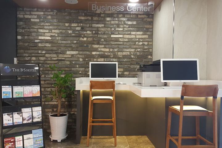 Business Center 25 of 30