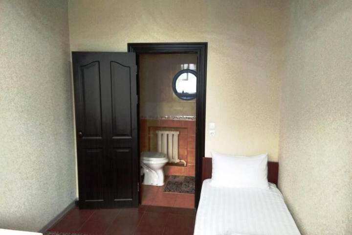 Room 11 of 28