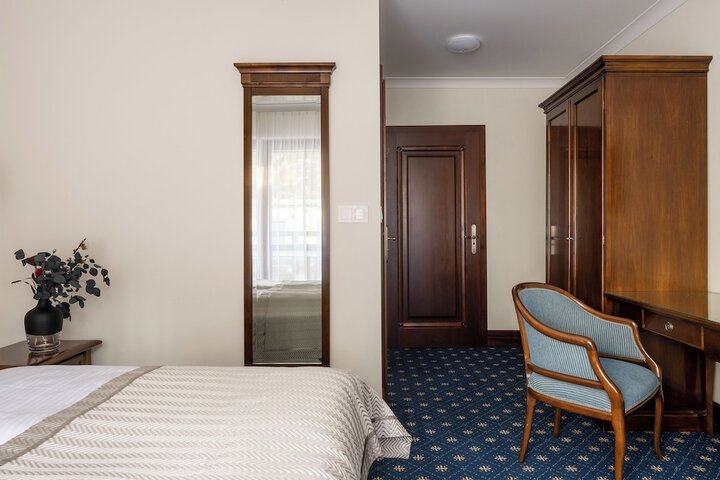Room 8 of 24