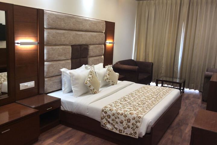 Room 11 of 29