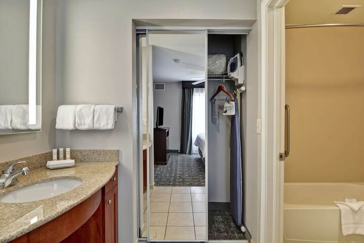 Room 32 of 60