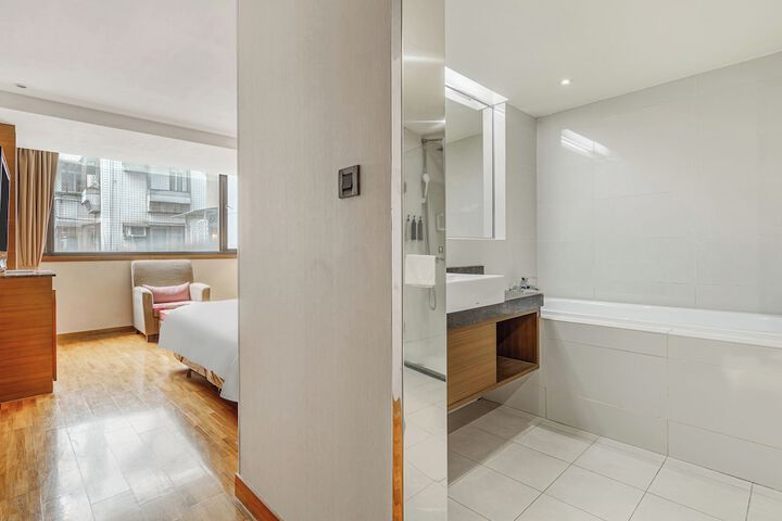 Room 32 of 51