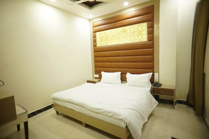 Room 5 of 18