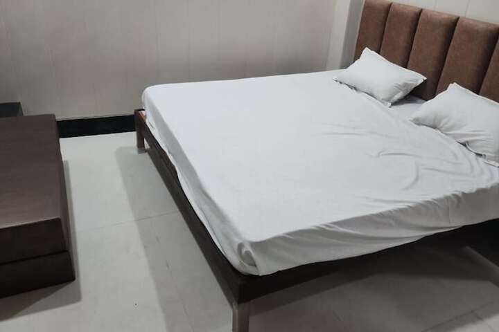 Room 4 of 11