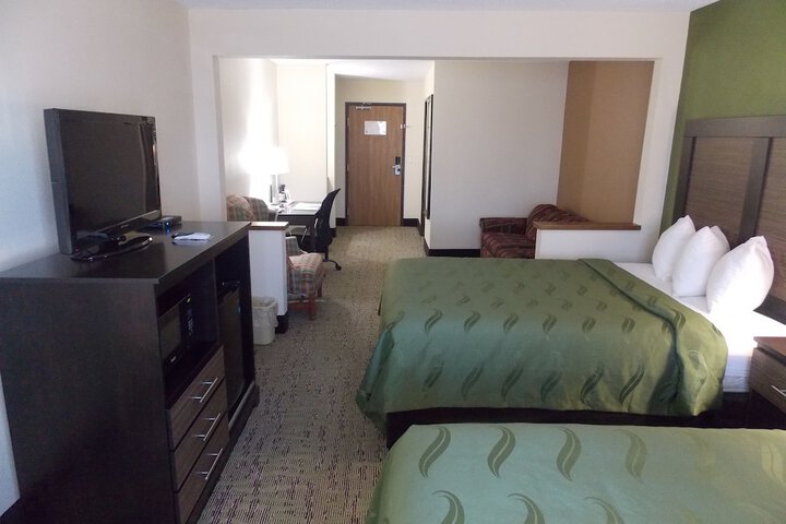 2 Queen Beds (8 of 21)