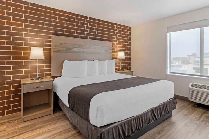 1 King Bed Pillow Microfridge Full Breakfast (9 of 12)