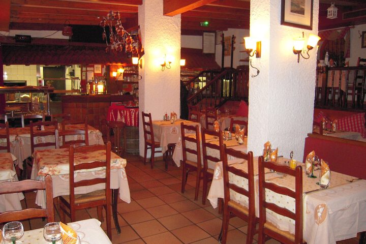Dining 23 of 32