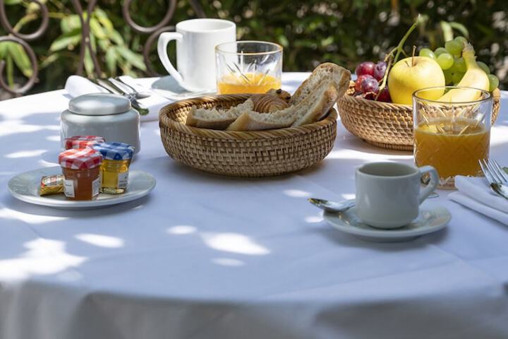 Breakfast/Coffee Service 40 of 55