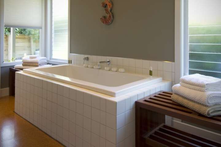 Deep soaking bathtub