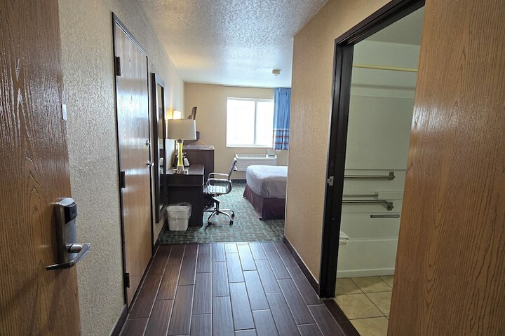 1 Queen Bed (7 of 14)
