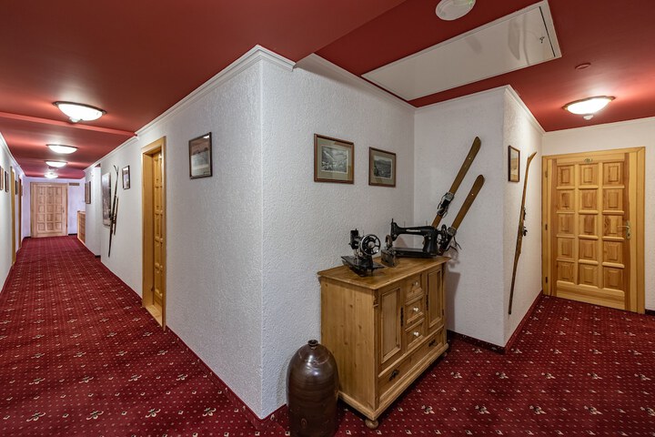 Ballroom/Hall 61 of 149