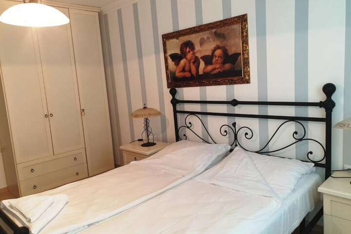 Room 10 of 102