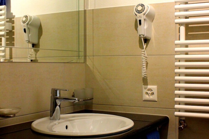 Room 12 of 38