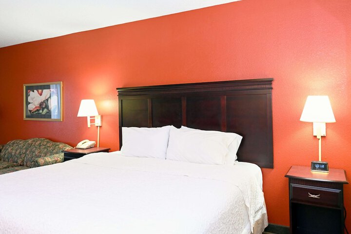 1 King Bed Study with Sofa Bed (7 of 26)
