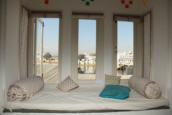 Room 3 of 20