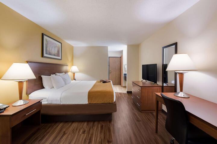 1 King Bed Ground Floor Smart TV, Microwave and Refrigerator Wood Floor WiFi Full Breakfast (11 of 21)
