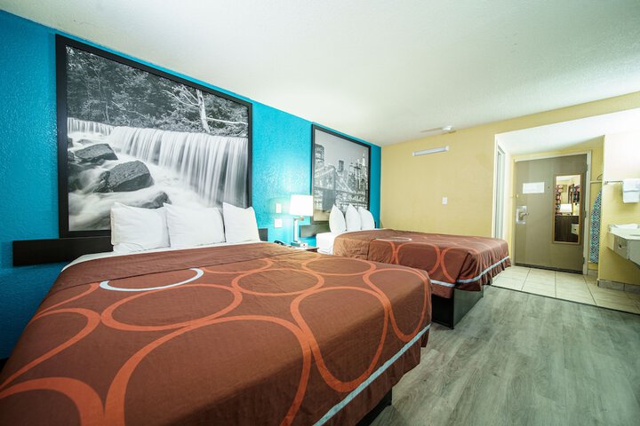 2 Queen Beds Mobility Hearing Accessible Room Roll in Shower (39 of 46)