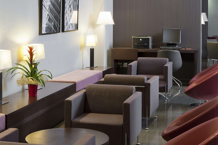 Lounge 22 of 25
