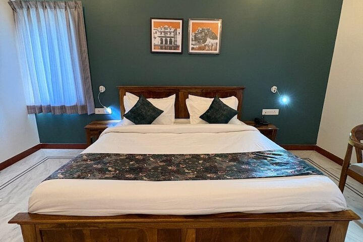 Room 6 of 13