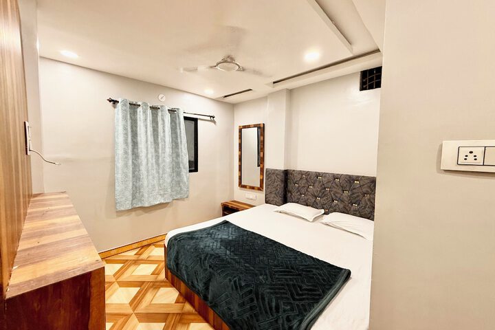 Room 13 of 31