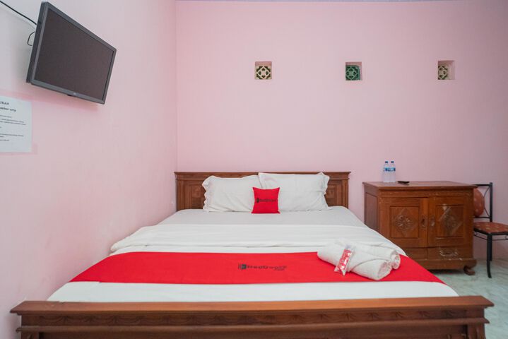 RedDoorz Syariah near Predator Fun Park Batu 2
