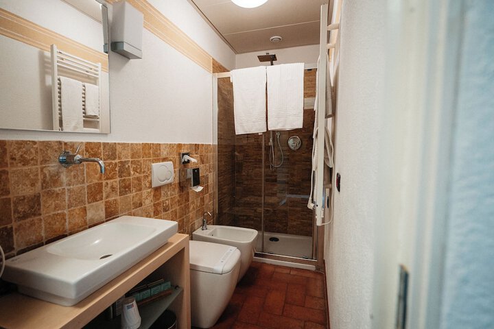 Room 32 of 50