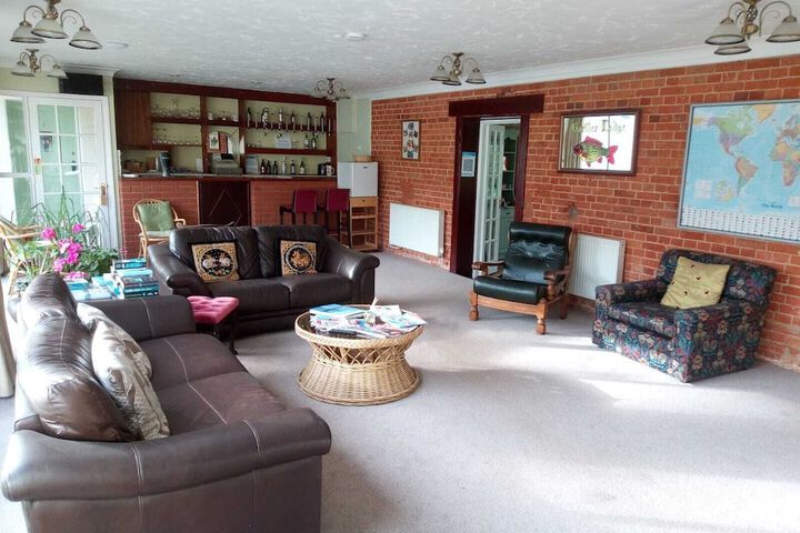 Lounge 12 of 18