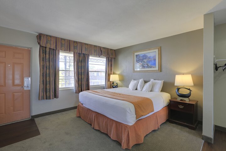 1 King Bed (1 of 8)