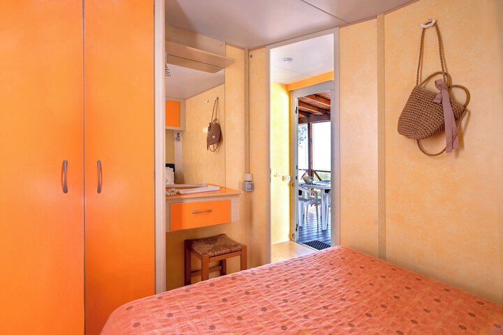 Room 10 of 99