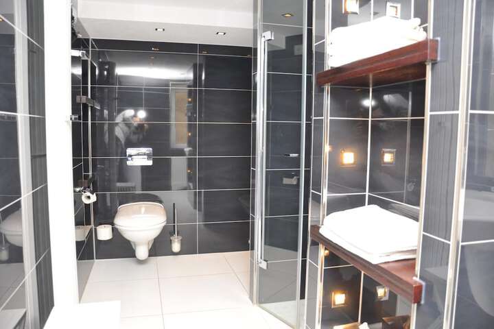 Room 26 of 38