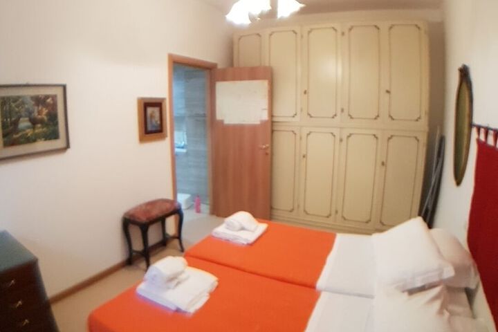 Room 10 of 103