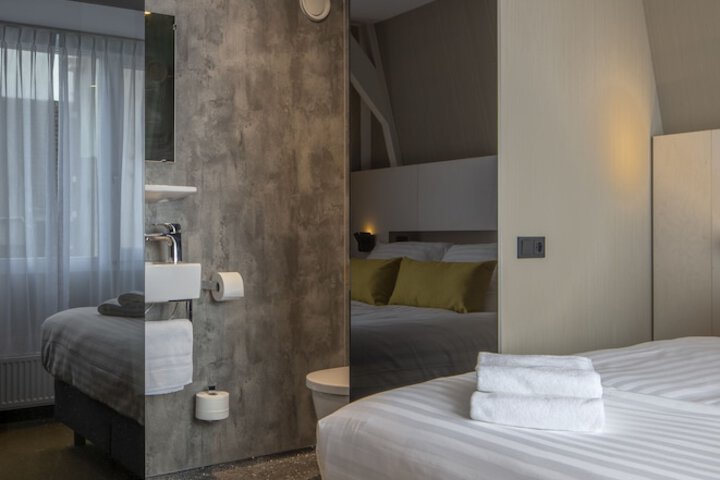 Room 15 of 42