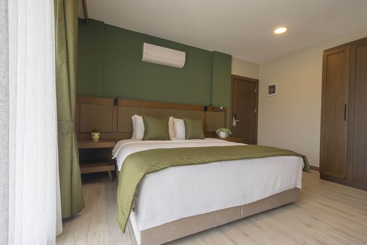 Room 4 of 122