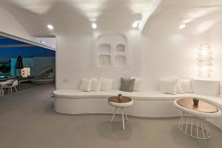 Lounge 75 of 99