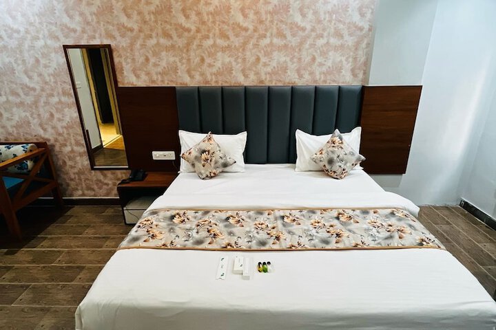 Room 4 of 9