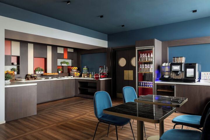 Lounge 86 of 98