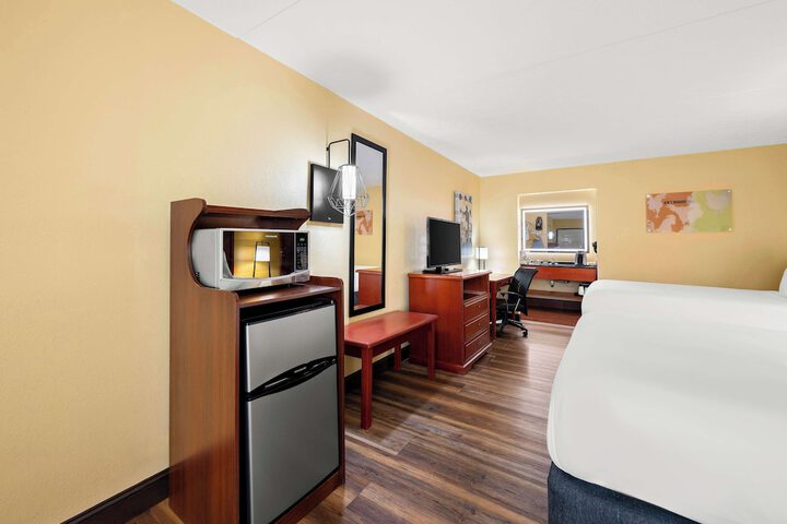 2 Queen Beds Room Upstairs Work Desk Microwave and Refrigerator WiFi Continental Breakfast (1 of 10)