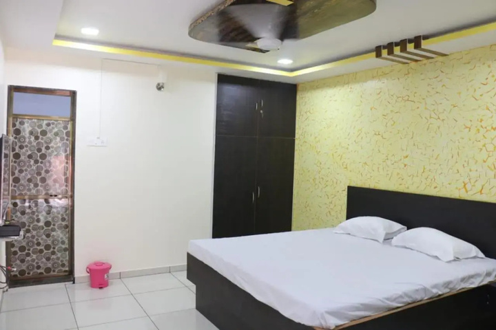 Room 6 of 10