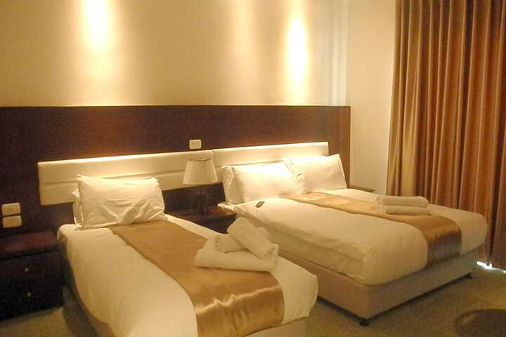 Room 9 of 18