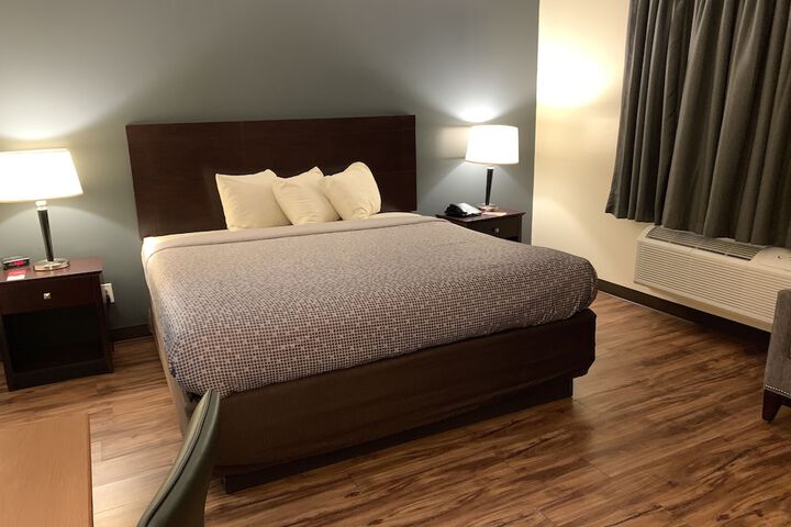 1 King Bed (4 of 13)