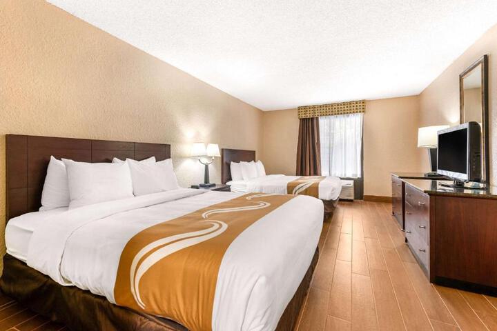 1 Queen Bed (2 of 14)
