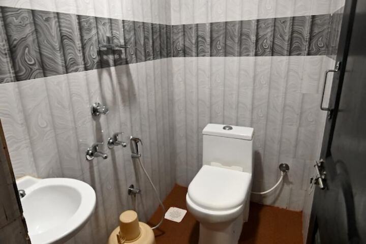 Room 23 of 28